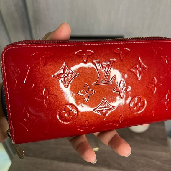 Louis Vuttion Vernis Wallet - Picture 5 of 17
